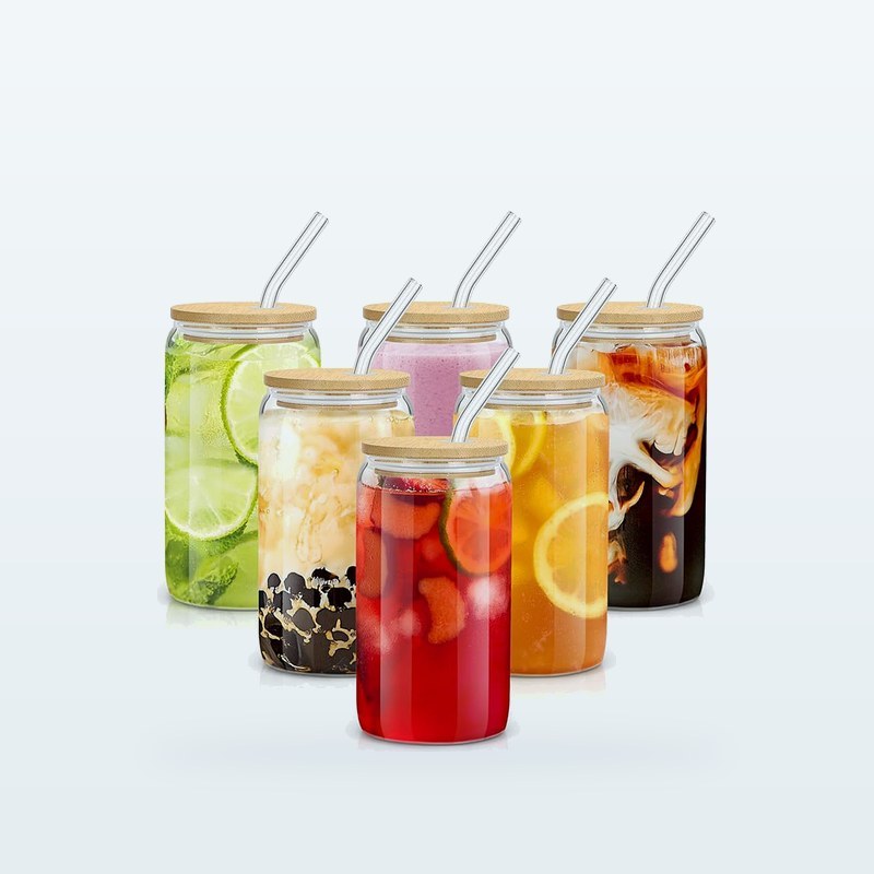 Set de vasos tipo lata con tapa de bambú y popote, servidos con bebidas
