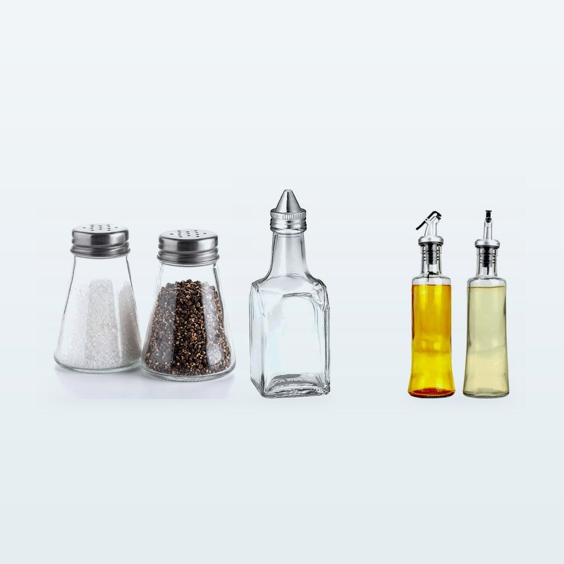 Saleros de vidrio con sal y pimienta, vinagrera rectangular y vinagreras cilindro con aceite y vinagre